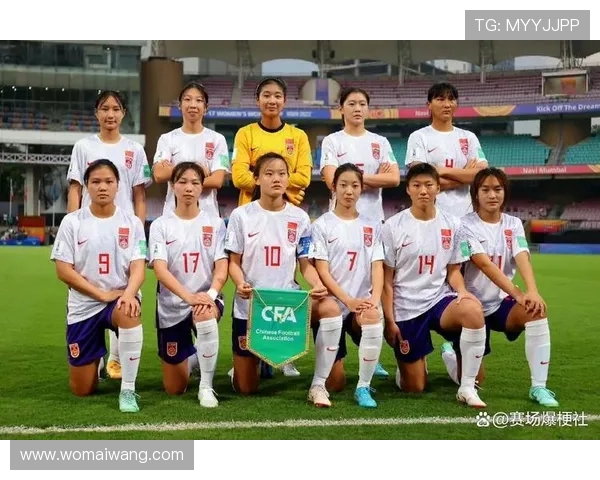中国U17女足全队拍摄全家福展现昂扬斗志全力冲刺亚洲杯赛场